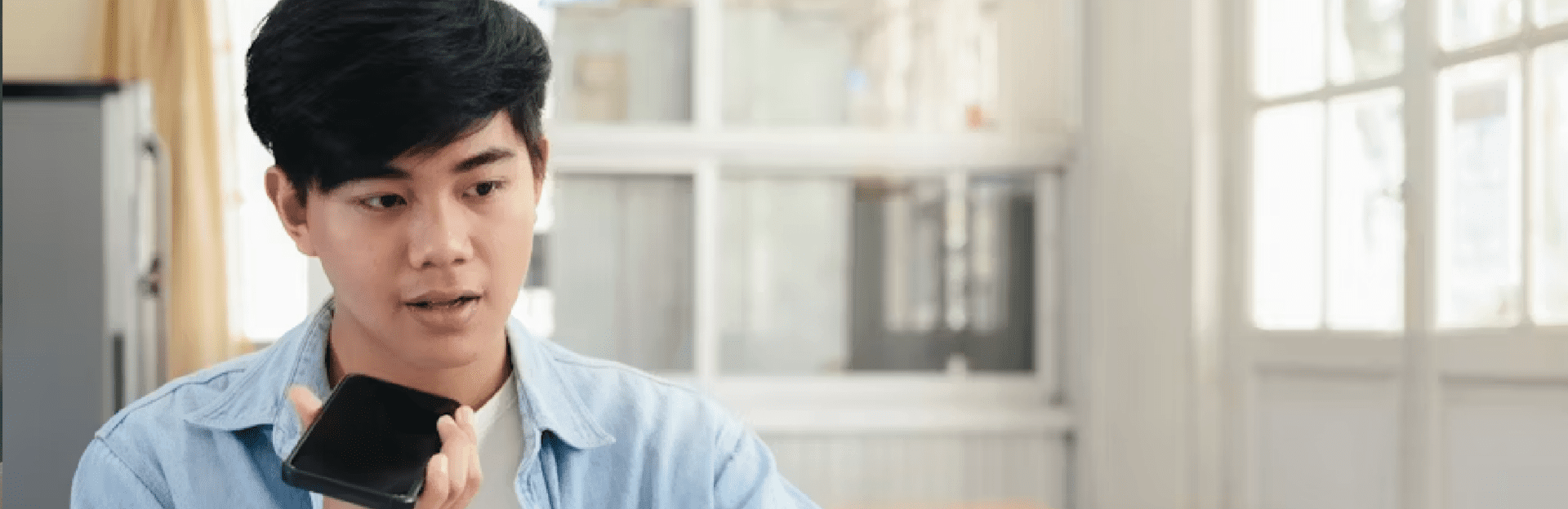 man holding phone horizontally taking voice assessment stemanalyse inspreken telefoon