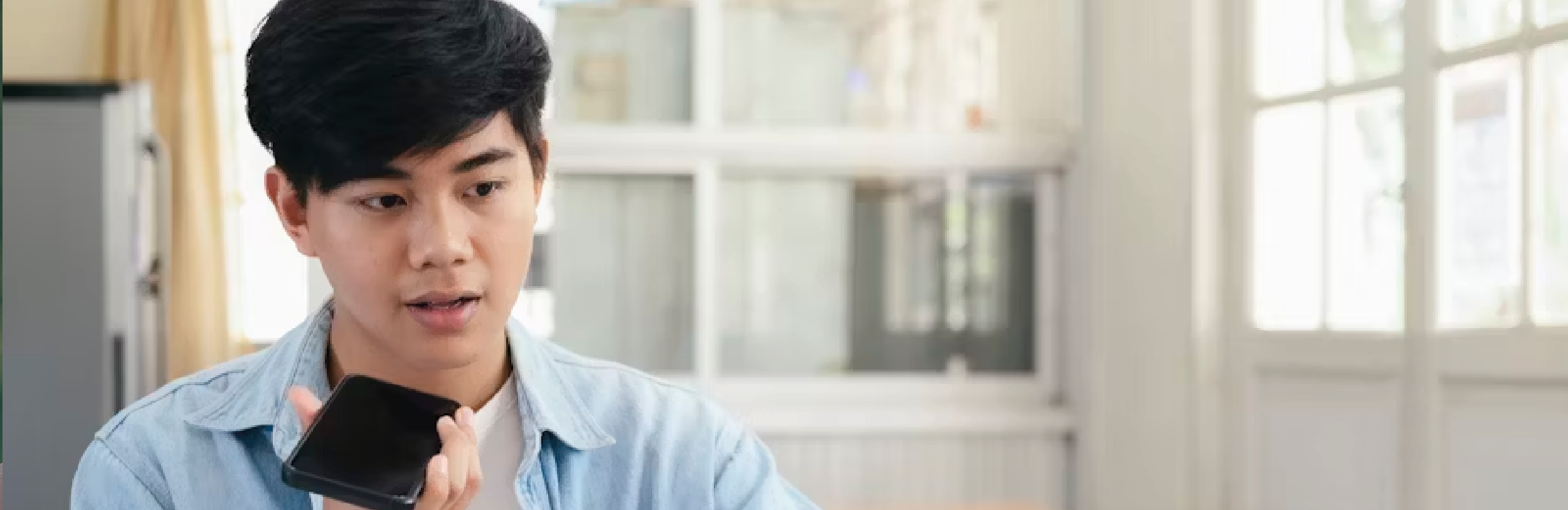 man holding phone horizontally taking voice assessment stemanalyse inspreken telefoon